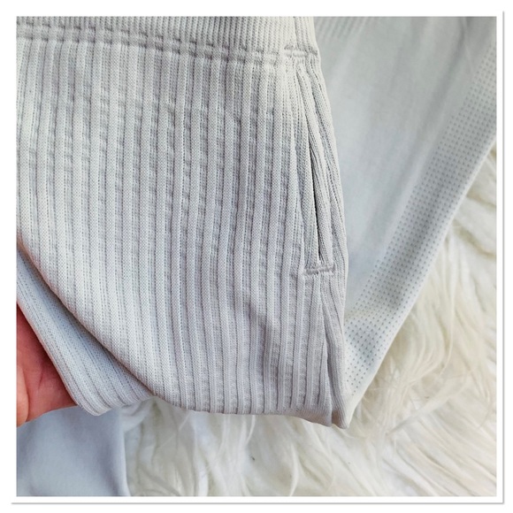 Gymshark Lightweight Hooded Top Silver Gray Long Sleeve Size Small - Picture 4 of 7